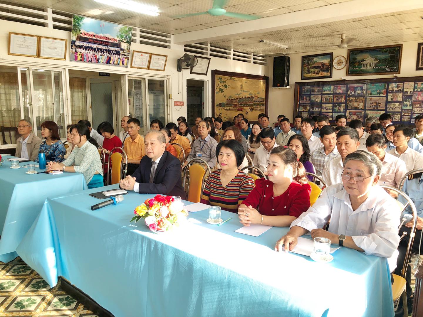 Đồng chí Phan Ngọc Thọ - Phó Bí thư thường trực Tỉnh ủy nói chuyện với tiểu thương, viên chức Ban quản lý chợ Đông Ba về phát triển Tỉnh Thừa Thiên Huế đến năm 2030 tầm nhìn đến năm 2045.