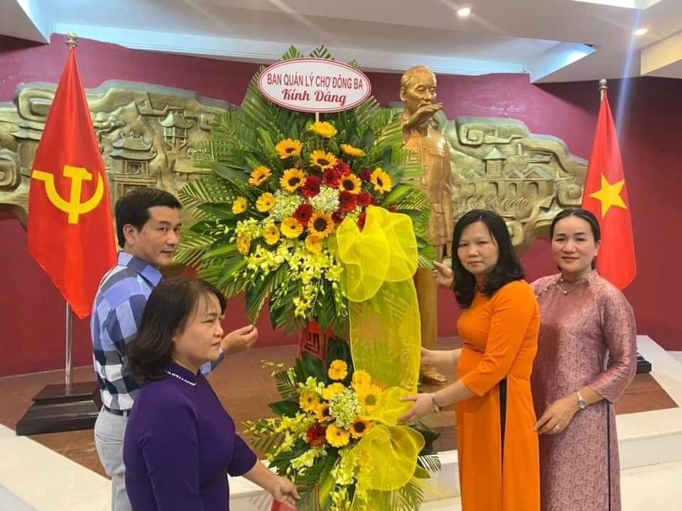 Đoàn tiểu thương và Ban quản lý chợ Đông Ba tham quan Bảo tàng Hồ Chí Minh