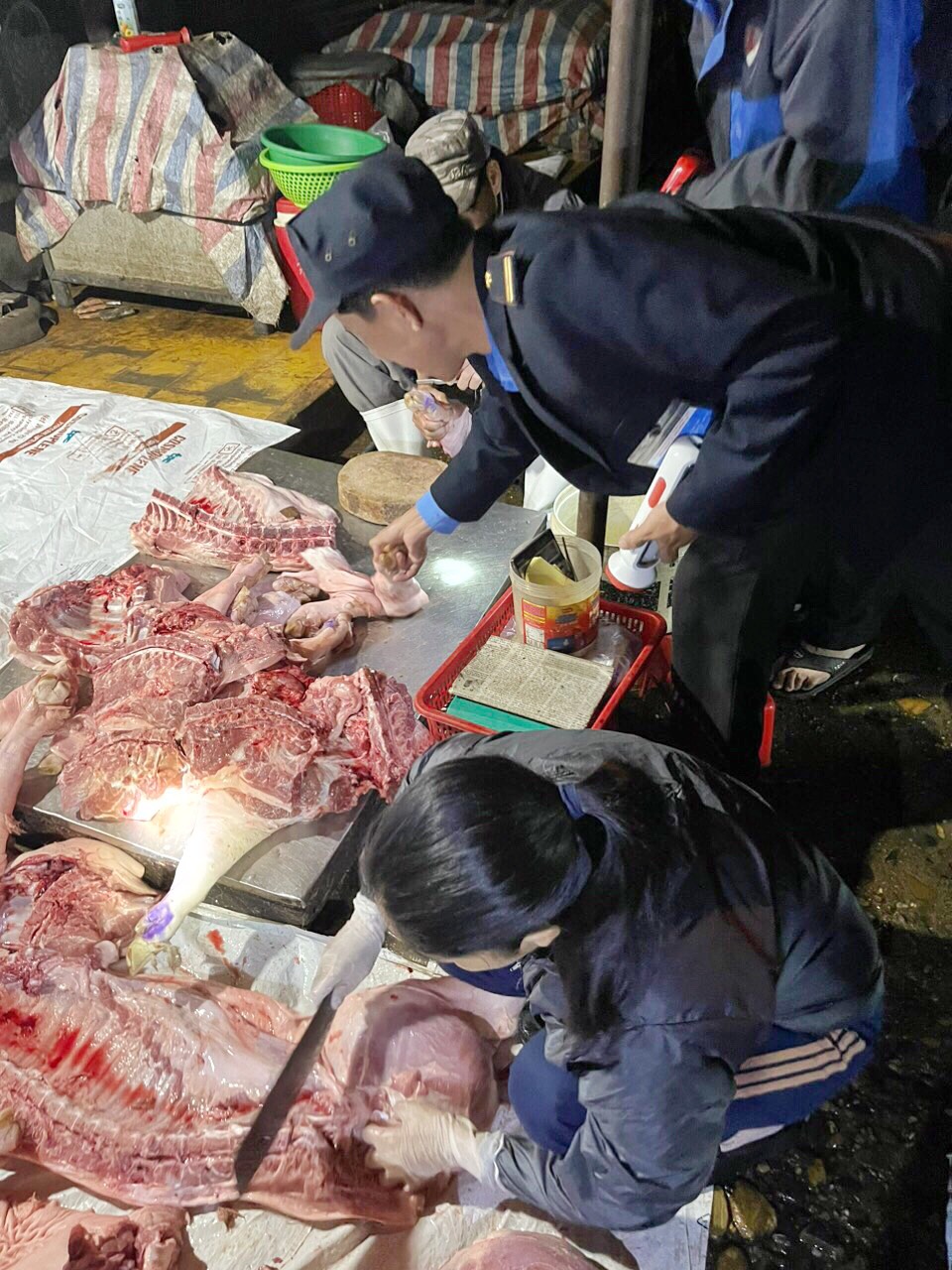 Ban quản lý kiểm tra công tác đảm bảo vệ sinh an toàn thực phẩm, vệ sinh thú y đối với các hộ kinh doanh ngành thịt ban đêm tại chợ Đông Ba trước, trong và sau Tết Nguyên đán Quý Mão 2023.